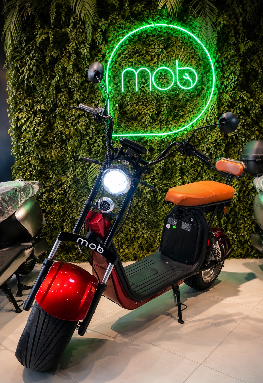Showroom MOB Sorocaba com fileira de scooters elétricas